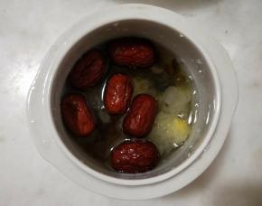 加入桂圆和红枣。