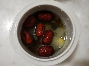 加入桂圆和红枣。