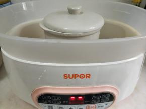 放入炖锅，时间设定1小时。