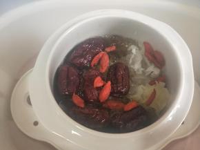 出锅前15分钟加入枸杞炖煮。