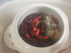 出锅前15分钟加入枸杞炖煮。