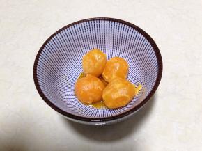 咸蛋黄表面撒少许白酒，冷水入锅蒸10分钟至熟