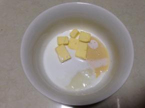 小碗里加入白糖、黄油、牛奶、炼乳