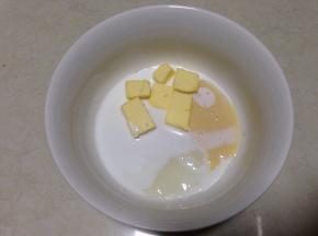 小碗里加入白糖、黄油、牛奶、炼乳