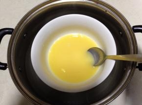 隔热水加热至白糖、黄油融化搅匀