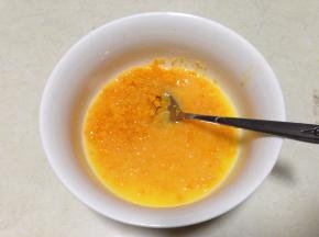 加入蛋黄蓉搅匀