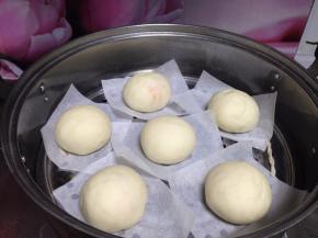 蒸笼铺油纸或是屉布，冷水入锅放入包子，烧开水后改中小火，蒸10分钟关火，焖2-3分钟后开盖子取