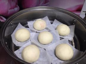 蒸笼铺油纸或是屉布，冷水入锅放入包子，烧开水后改中小火，蒸10分钟关火，焖2-3分钟后开盖子取