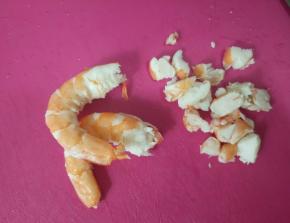 虾仁用水焯熟，切小块。