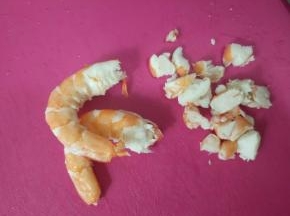 虾仁用水焯熟，切小块。