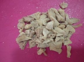 鸡腿去骨去皮，焯水煮熟后切小块。