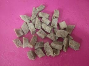牛肉煮熟后切小块。