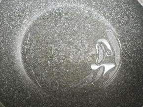 锅内放少许油烧热。