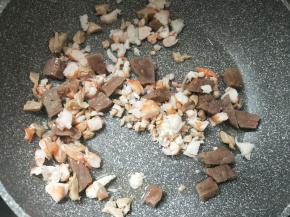 加入虾仁、鸡腿和牛肉煸炒。