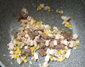 加入玉米粒翻炒几下。