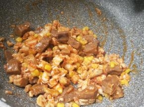 加入意式牛肉酱翻炒均匀后盛出。