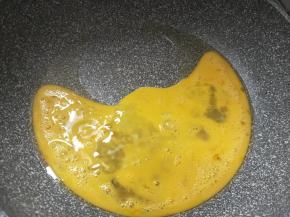 锅内放少许油，放入鸡蛋翻炒。