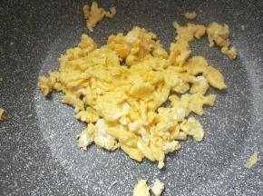 将鸡蛋炒散。