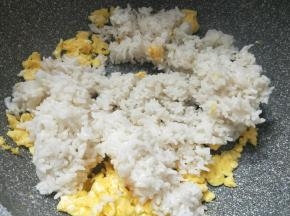 加入米饭翻炒均匀。