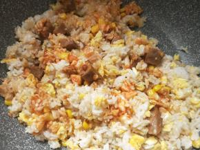 加入炒好的肉类翻炒均匀即可出锅。