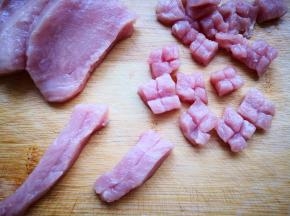 肉先切成厚一点的片，再切成条，最后竖着切一刀，但不要切断，切2/3深，再横着切一刀，深度为2/3，再切断，这样每一块肉都有一个“十”字刀口，