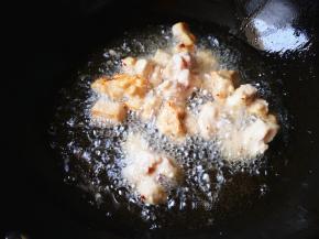 锅里放入适量的食用油，油5成热左右放入肉块，炸至金黄备用，