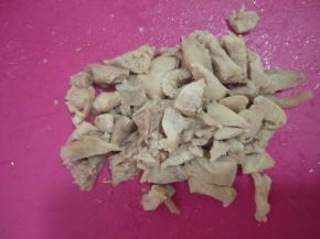 鸡腿去皮去骨，煮熟切小块。