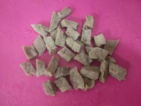 牛肉煮熟切小块。