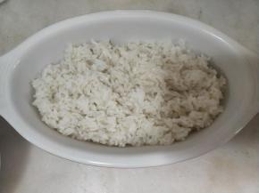 烤碗内铺入米饭。