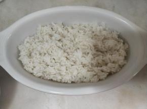 烤碗内铺入米饭。