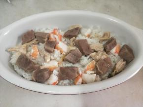 将肉类均匀撒在米饭上。