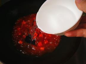 倒入少许清水，烧开，