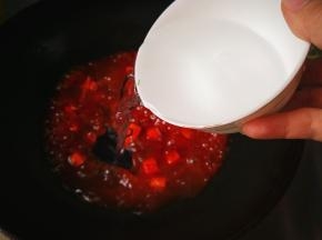 倒入少许清水，烧开，