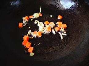 葱切末，姜切丝，锅里另起油，油热后，放入花椒，大料爆香，再放入葱，姜爆香，先把胡萝卜放入锅中翻炒，