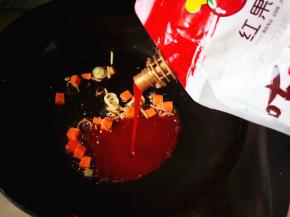 再倒入咕咾汁，炒香，