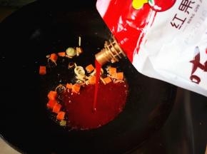 再倒入咕咾汁，炒香，