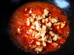 倒入炸好的肉块，大火收汁，