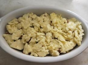 表面铺满马苏里拉芝士，180度烤20分钟，芝士全部融化即可。