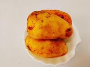 将土豆洗干净