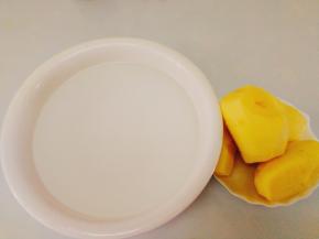 去皮，准备一锅清水