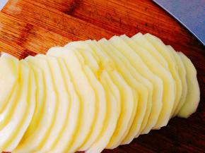 将土豆切成整齐的大薄片，