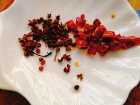 准备好花椒，干辣椒