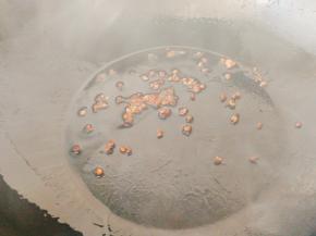 锅内放油放入花椒煸炒出香味。