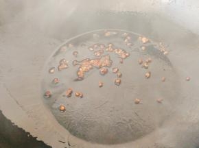 锅内放油放入花椒煸炒出香味。