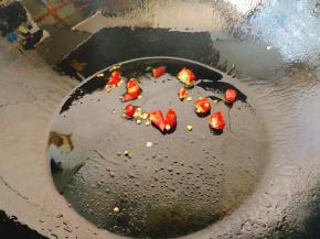 将炸好的花椒捞出，放入干辣椒，炒土豆丝油不建议太多