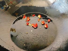 将炸好的花椒捞出，放入干辣椒，炒土豆丝油不建议太多