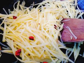 放入土豆丝，快速翻炒