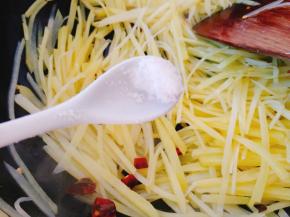 加入适量盐，白米醋，再次翻炒均匀