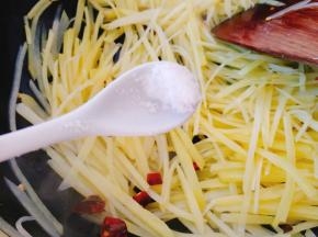 加入适量盐，白米醋，再次翻炒均匀