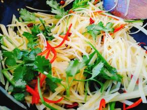 加入配料，红椒，青椒，香菜